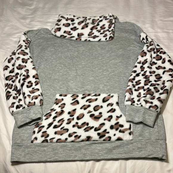 Cheetah/Leopard Pocket Soft Gray Large Neck Crewneck Sweatshirt - Picture 1 of 7